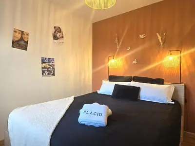 Un ou plusieurs lits dans un hébergement de l'établissement Le 7e art - 2 * home cinéma * centre-ville * Netflix