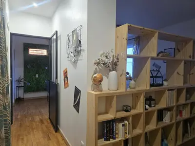 Bibliothèque dans l'appartement