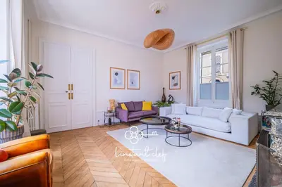 Coin salon dans l'établissement Maison avec piscine centre ville 24 heures évènements
