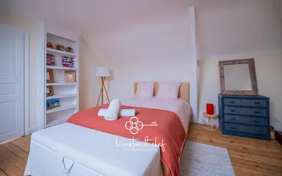 Un ou plusieurs lits dans un hébergement de l'établissement Maison avec piscine centre ville 24 heures évènements