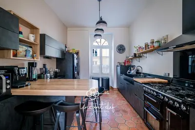 Cuisine ou kitchenette dans l'établissement Maison avec piscine centre ville 24 heures évènements