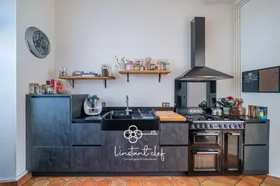 Cuisine ou kitchenette dans l'établissement Maison avec piscine centre ville 24 heures évènements