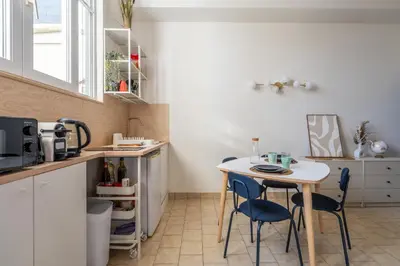 Cuisine ou kitchenette dans l'établissement Large practical studio with parking in front of the entrance