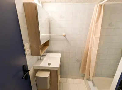 Salle de bains dans l'établissement Large practical studio with parking in front of the entrance