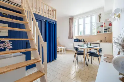 Coin salon dans l'établissement Large practical studio with parking in front of the entrance