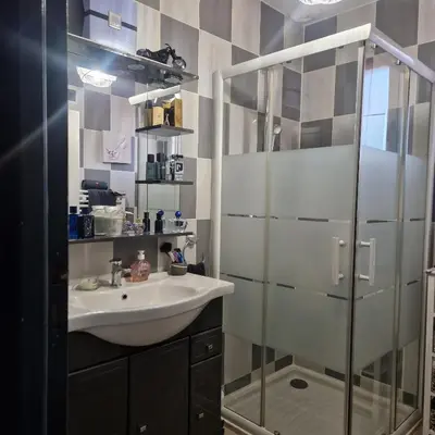 Salle de bains dans l'établissement Chambre circuit 24h 900m du virage de Mulsanne