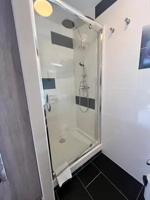 Salle de bains dans l'établissement Hôtel L'Univers