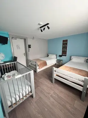 Un ou plusieurs lits dans un hébergement de l'établissement Hôtel L'Univers