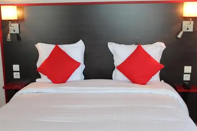 Un ou plusieurs lits dans un hébergement de l'établissement Logis Le Grand Hotel