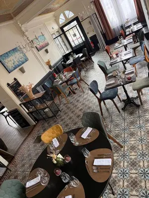 Coin salon dans l'établissement Logis Le Grand Hotel