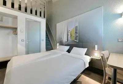 Un ou plusieurs lits dans un hébergement de l'établissement B&B HOTEL Le Mans Sud