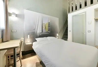 Un ou plusieurs lits dans un hébergement de l'établissement B&B HOTEL Le Mans Sud