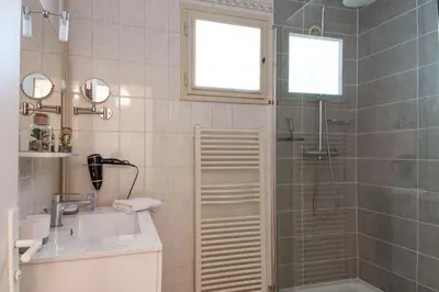 Salle de bains dans l'établissement La Villa Pop