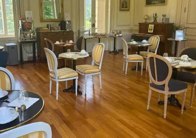 Restaurant ou autre lieu de restauration dans l'établissement Château de Saint-Bohaire