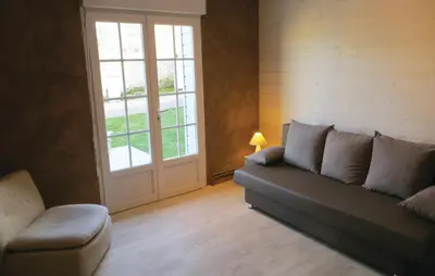 Coin salon dans l'établissement Lovely Home In Montreuil Bellay