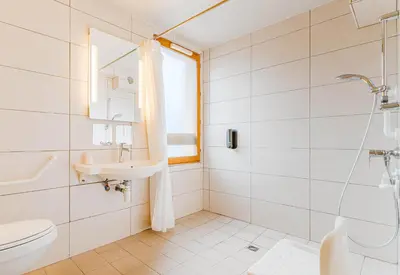 Salle de bains dans l'établissement B&B HOTEL Chatellerault