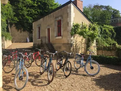 Vélo sur le terrain de l'établissement LA PONCÉ SECRÈTE ou dans les environs