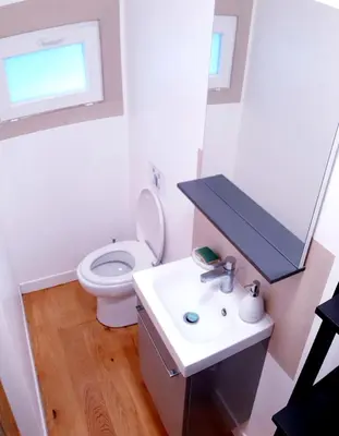Salle de bains dans l'établissement La Glacière - chambre avec salle de bain - 2 personnes
