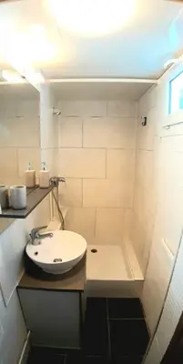 Salle de bains dans l'établissement La Glacière - chambre avec salle de bain - 2 personnes