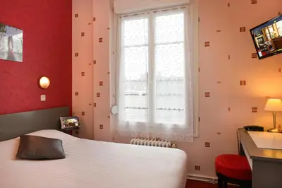 Un ou plusieurs lits dans un hébergement de l'établissement Logis Hôtel Des Châteaux De La Loire