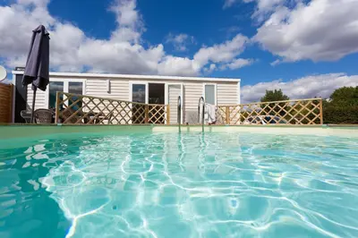 Piscine de l'établissement Camping Le Cardinal ou située à proximité