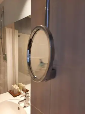 Salle de bains dans l'établissement Logis Hôtel restaurant LE MEDICIS