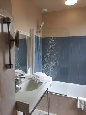 Salle de bains dans l'établissement Logis Hôtel restaurant LE MEDICIS