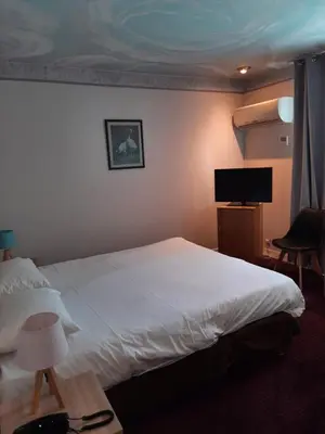 Un ou plusieurs lits dans un hébergement de l'établissement Logis Hôtel restaurant LE MEDICIS