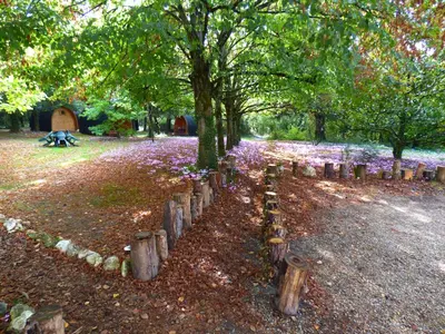 Jardin de l'établissement La Rossignolerie - POD Cabanes des châteaux