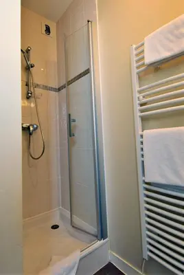 Salle de bains dans l'établissement Hôtel Ronsard