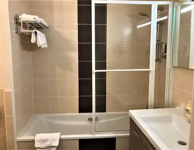 Salle de bains dans l'établissement Castel Fleuri