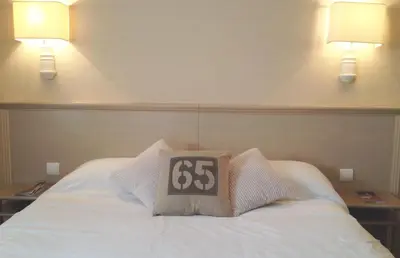 Un ou plusieurs lits dans un hébergement de l'établissement The Originals City, Hôtel Chantecler, Le Mans