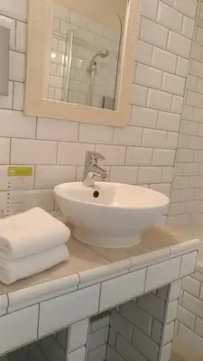 Salle de bains dans l'établissement Logis Hôtel Restaurant des Châteaux