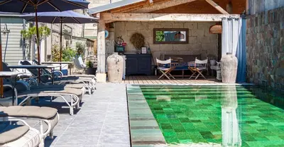 Piscine de l'établissement La Marine de Loire Hôtel & Spa ou située à proximité