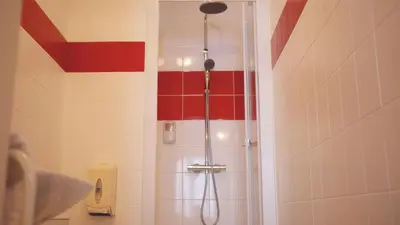 Salle de bains dans l'établissement Logis Hôtel & Restaurant - Le Saint-Louis