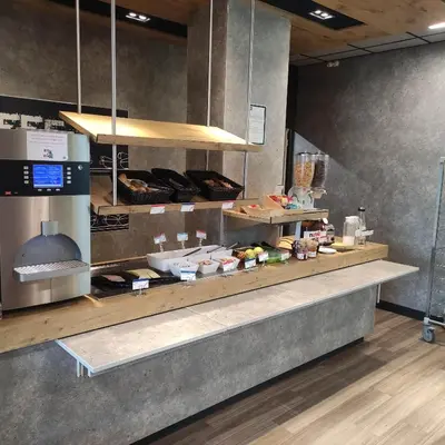 Cuisine ou kitchenette dans l'établissement ibis budget Tours Centre Gare et congrès