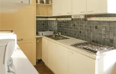 Cuisine ou kitchenette dans l'établissement Lovely Home In St Michel Dchavaignes