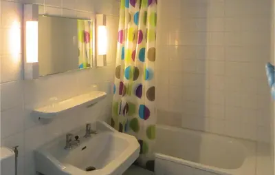 Salle de bains dans l'établissement Lovely Home In St Michel Dchavaignes