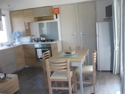 Cuisine ou kitchenette dans l'établissement Dugny-Mobil home