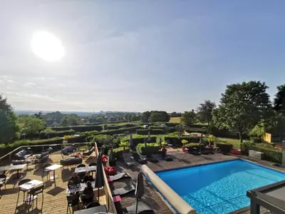 Piscine de l'établissement Les Terrasses de Saumur - Hôtel & Appartements - Restaurant & Spa (Logis) ou située à proximité