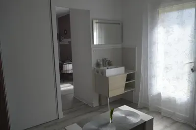Salle de bains dans l'établissement Au Coeur Du Bien Etre, chambre d'hôtes avec piscine chauffée et couverte, SPA, sauna, massages