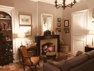 Coin salon dans l'établissement Gîte du château d'Hodebert