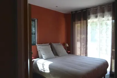 Un ou plusieurs lits dans un hébergement de l'établissement Au Coeur du Bien-Etre, gîte avec piscine chauffée et couverte, SPA, sauna, massages