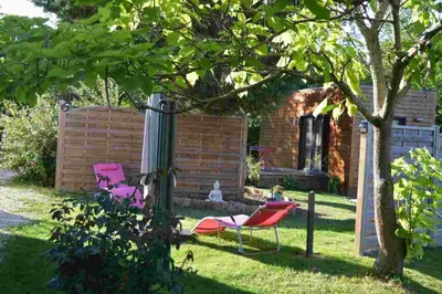 Jardin de l'établissement Au Coeur du Bien-Etre, gîte avec piscine chauffée et couverte, SPA, sauna, massages
