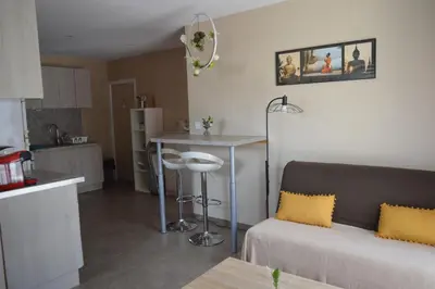 Cuisine ou kitchenette dans l'établissement Au Coeur du Bien-Etre, gîte avec piscine chauffée et couverte, SPA, sauna, massages