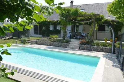 Piscine de l'établissement Au Coeur du Bien-Etre, gîte avec piscine chauffée et couverte, SPA, sauna, massages ou située à proximité
