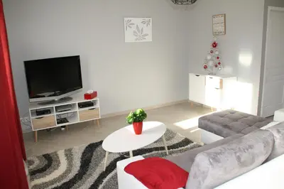 Télévision ou salle de divertissement dans l'établissement Gîte de Roches Hibou