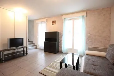Télévision ou salle de divertissement dans l'établissement La Maison Tourangelle