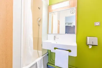 Salle de bains dans l'établissement B&B HOTEL TOURS Sud Joué-lès-Tours