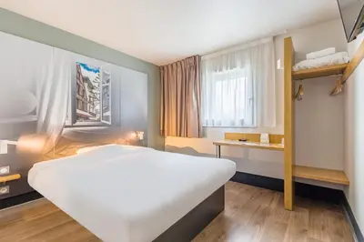 Un ou plusieurs lits dans un hébergement de l'établissement B&B HOTEL Tours Parc Expo St-Avertin